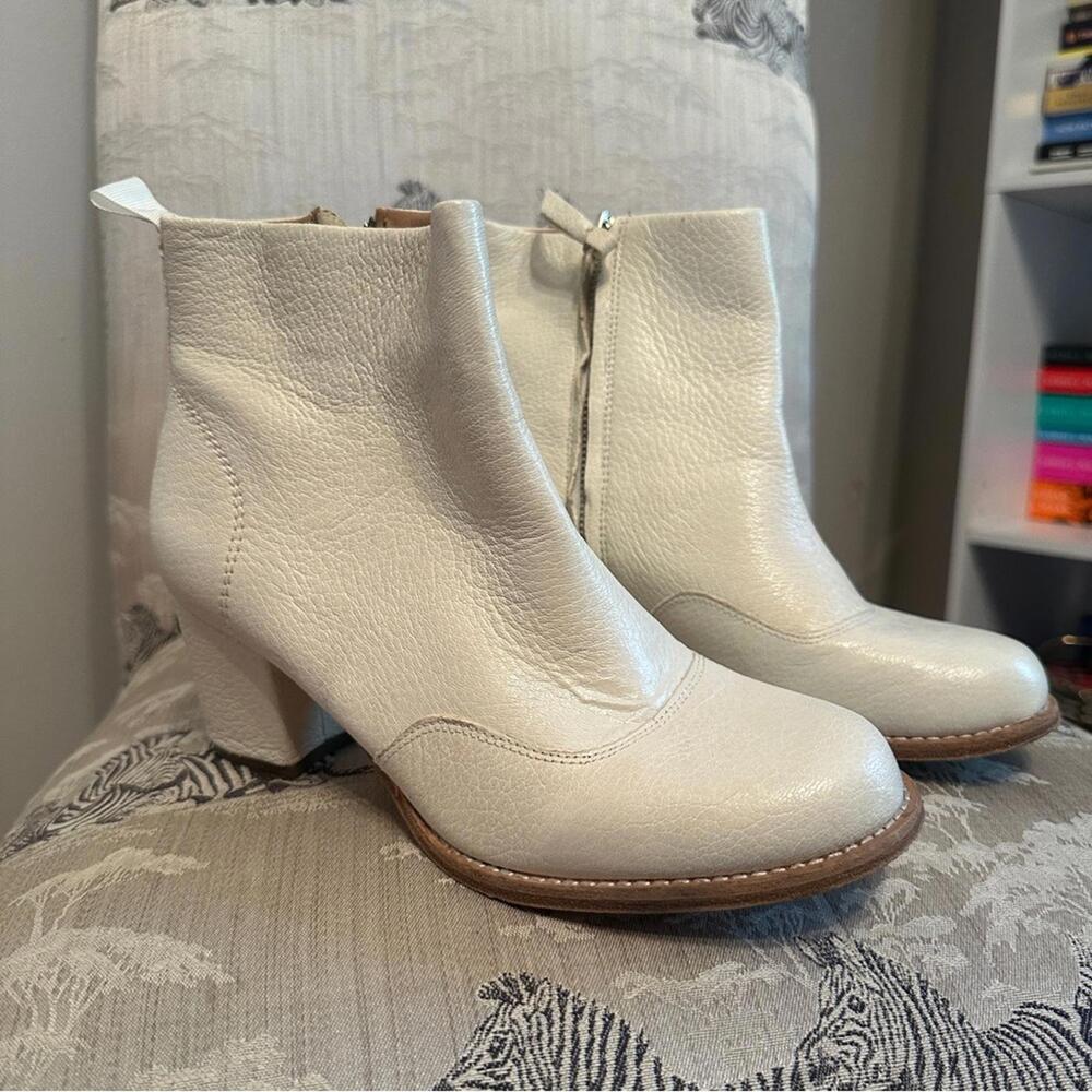 Bill Blass White Leather Ankle Boot